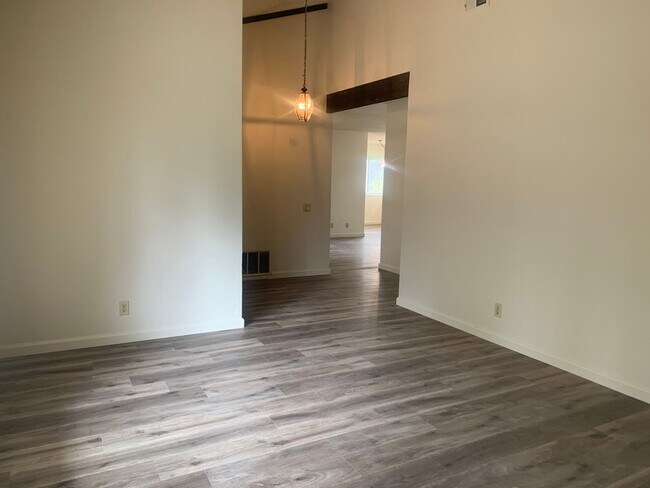 Foto del edificio - Large one story 4 bedroom home in Orangevale