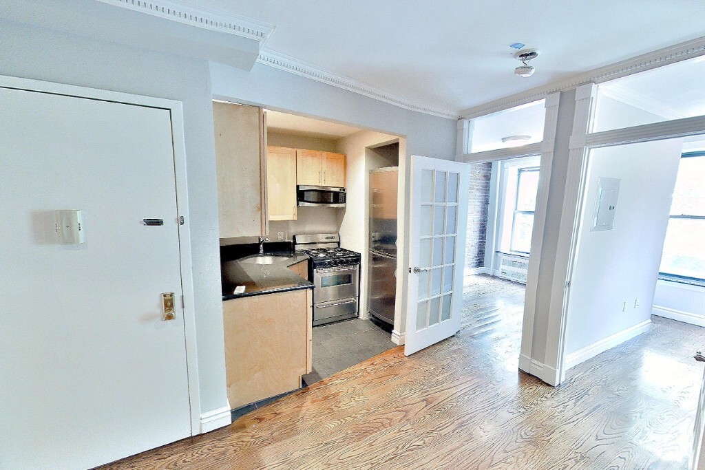 Photo - 420 E 9th St