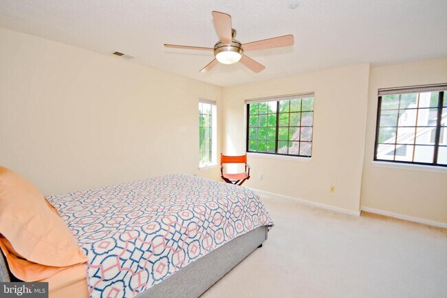 Foto del edificio - 7013C Birkenhead Pl