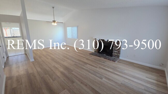 Foto del edificio - Fully Remodeled Single Family Home with Garage and Private Yard