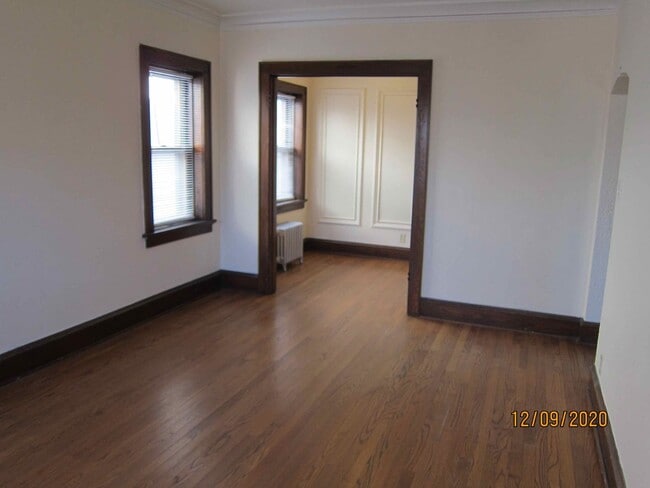 Building Photo - Available July 2026 Gorgeous 1-bedroom apartment in Shorewood with Free Heat