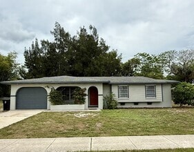 Building Photo - 333 NE Floresta Dr