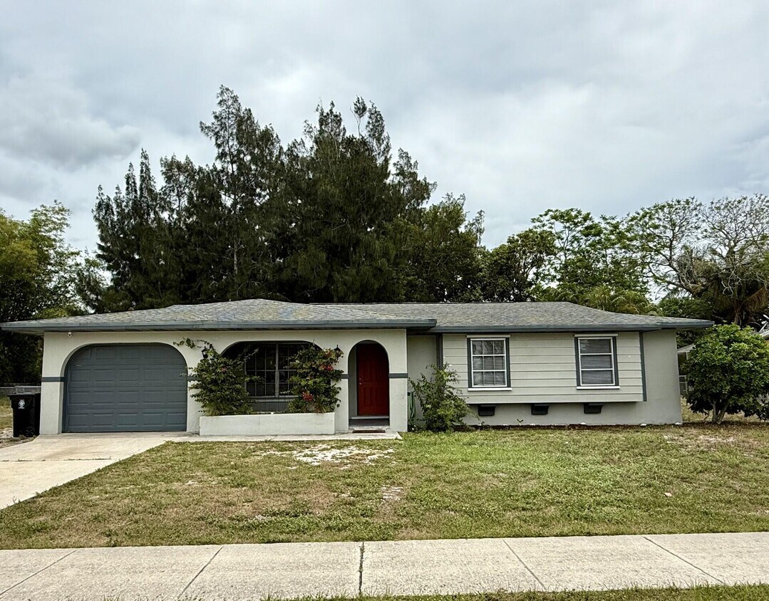 Primary Photo - 333 NE Floresta Dr