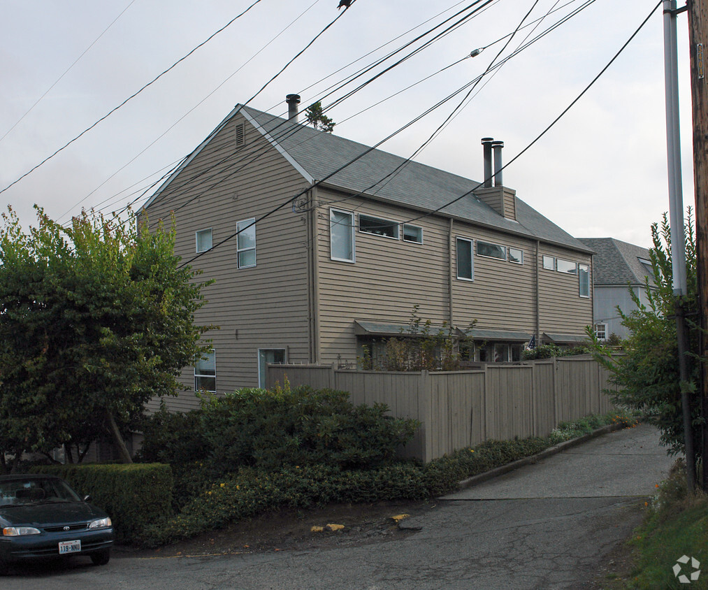 Building Photo - Landmark Apartments