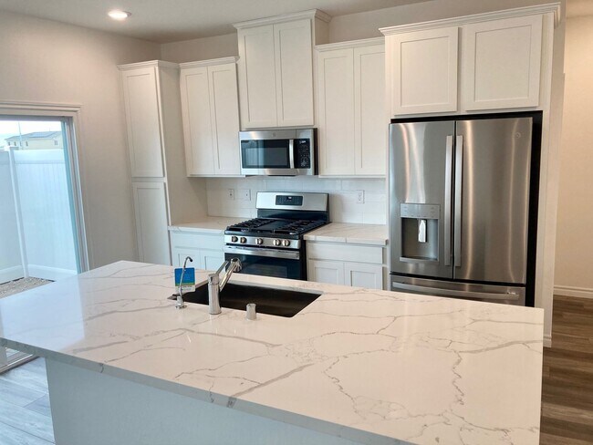 Building Photo - Spectacular new townhome in Henderson - 3 ...