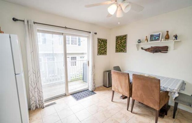 eat in kitchen and balcony - 48 Strawberry Hill Ave
