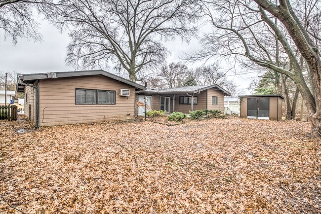 Building Photo - 2325 Allen Dr