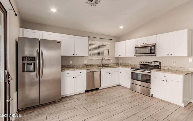 Building Photo - 2112 E Robin Ln