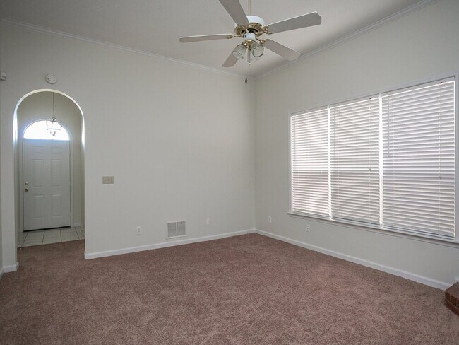 Foto del edificio - 596 N Ericson Rd