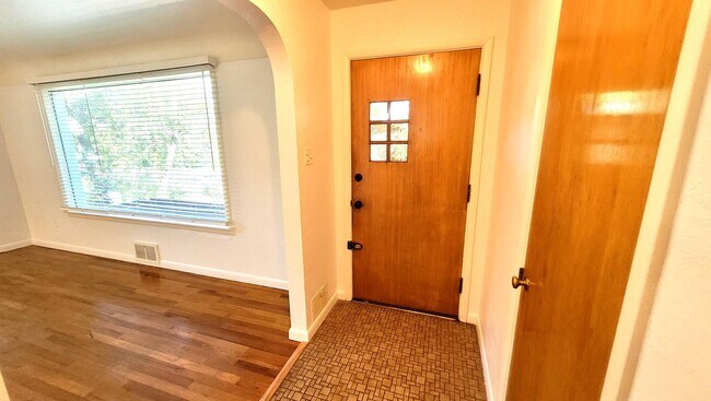 Foto del edificio - 1739 Palmer Park Blvd