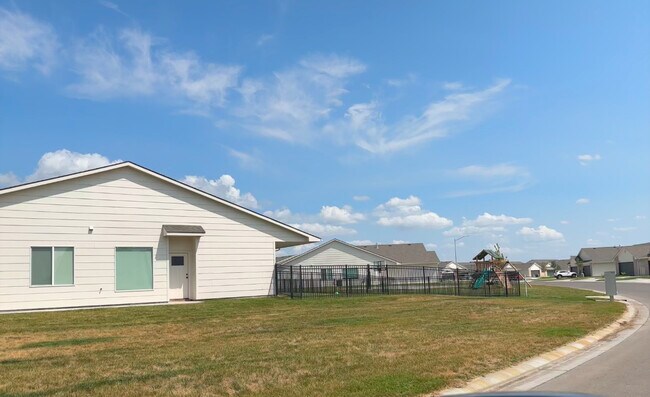 Atrás - 5506 N Sandkey Ct