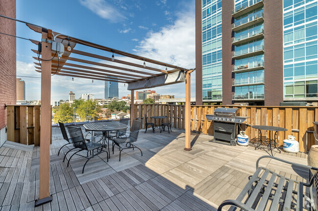 Sala de estar al aire libre en la planta superior - Rock Street Loft Apartments