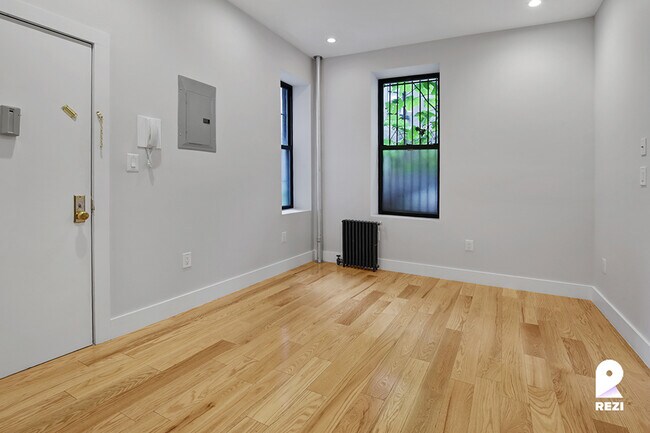 Building Photo - 175 E 105th St