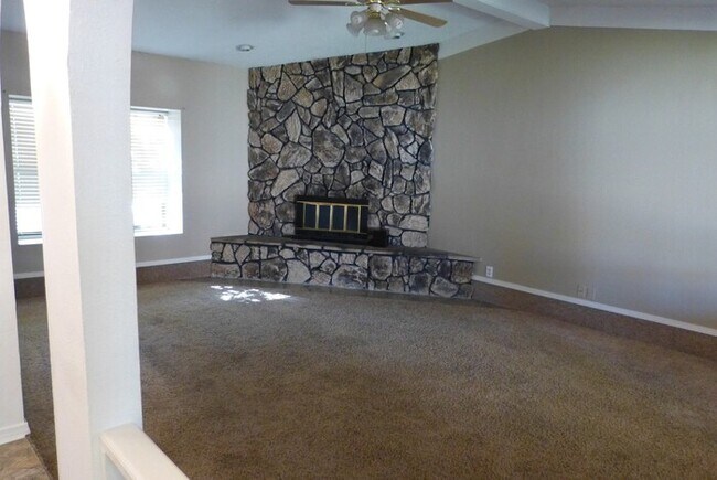 Building Photo - Jonquil Park Home