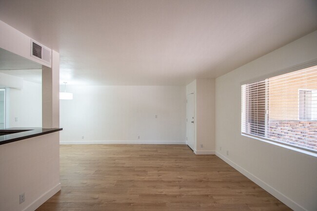Foto del edificio - 6401 Riverton Ave