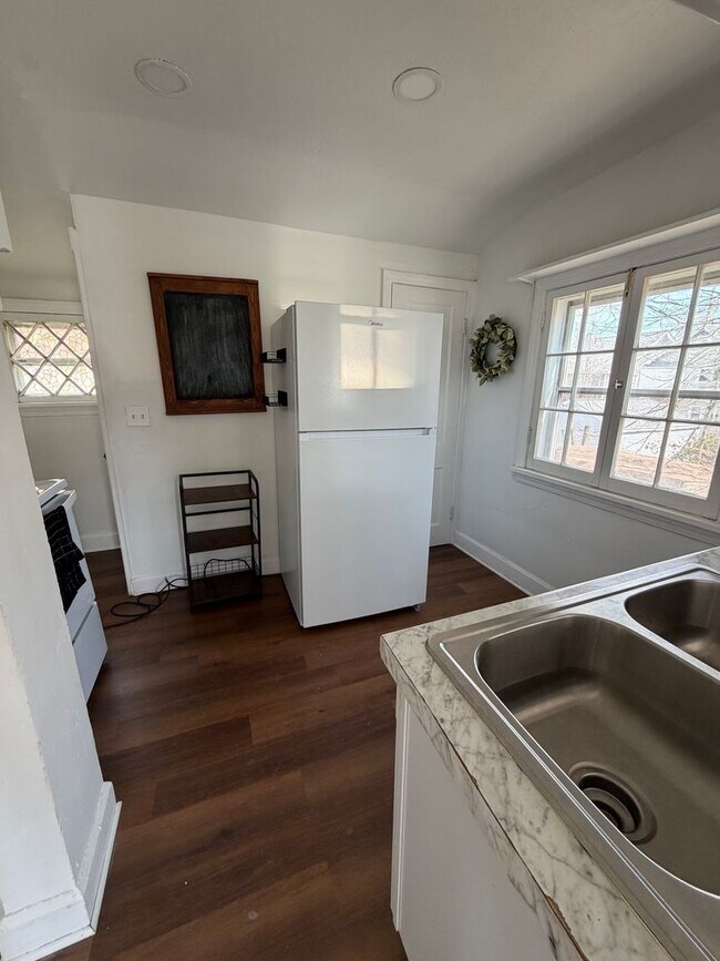 Foto del edificio - Charming Lakewood Duplex