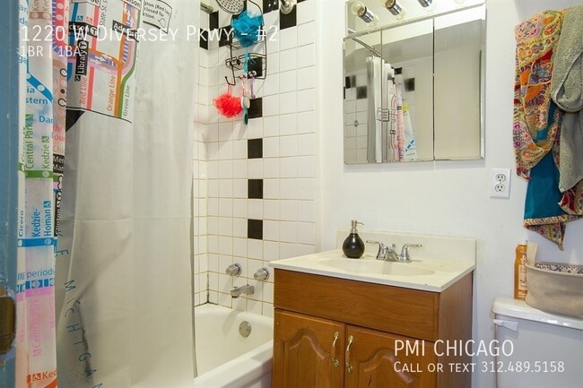 Foto del edificio - 1220 W Diversey Pkwy