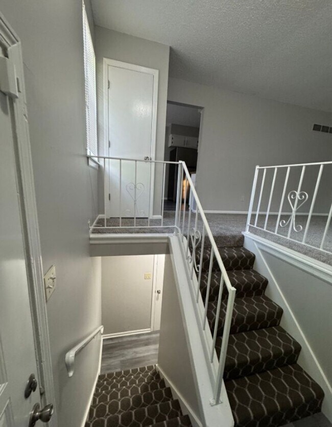Foto del edificio - Spacious 2+/1 townhouse in Independence!