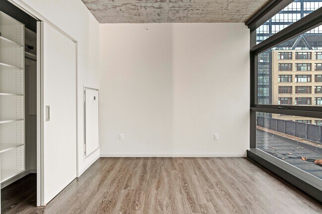 Foto del edificio - 695 S Clark St