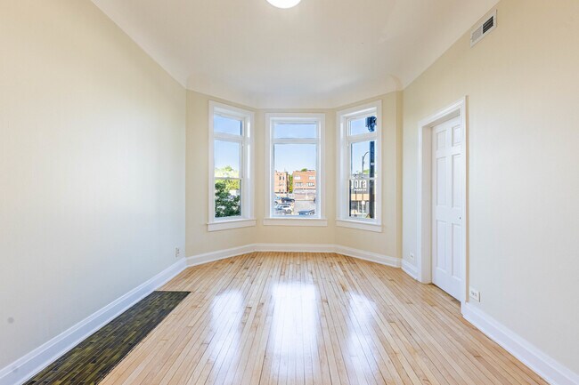 Foto del edificio - 2137 N Western Ave