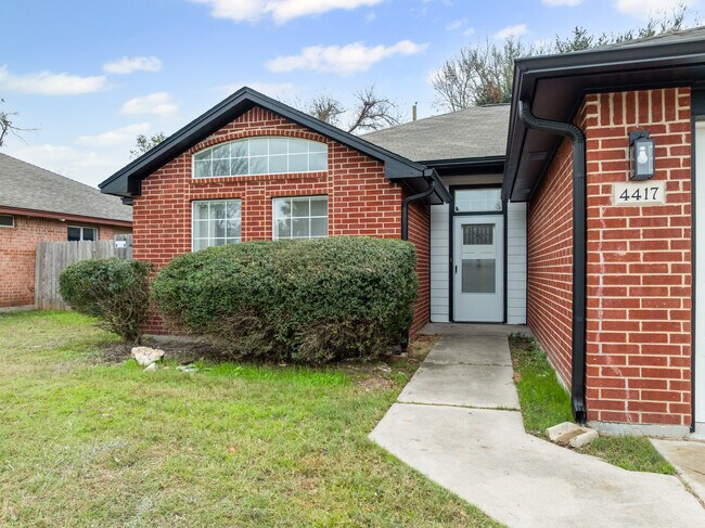 Foto del edificio - 4417 Briarwood Dr