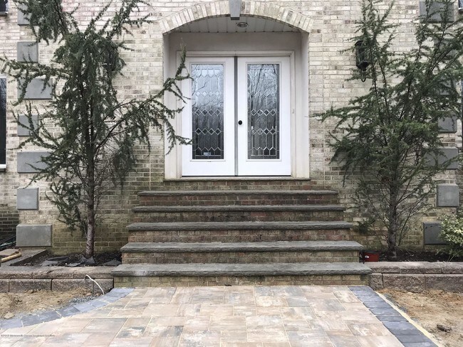 Building Photo - 2 Lakeview Dr