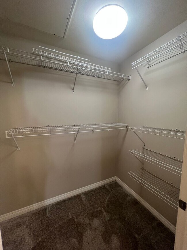 Building Photo - *** MOVE IN SPECIAL 1/2 OFF FIRST MONTH'S RENT *** 1 Bed Unit in Little Italy - Porto Siena - Par...