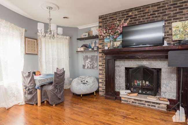 Photo - 1030 W Byron St Apartment