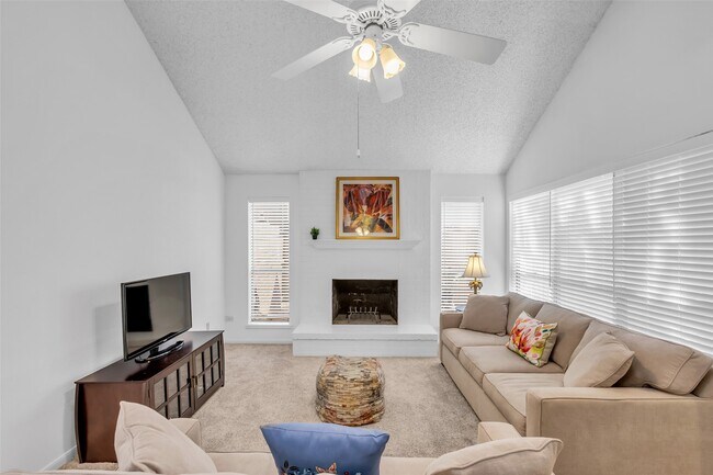 Foto del edificio - 13740 Hollowgreen Dr
