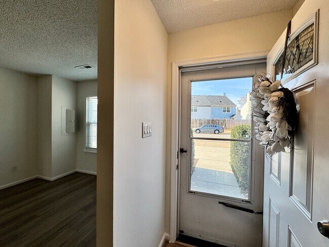 Foto del edificio - Completely Renovated & Ready 02-25-26! 2 Primary Suites, All Appliances Convey and Dog-Friendly!