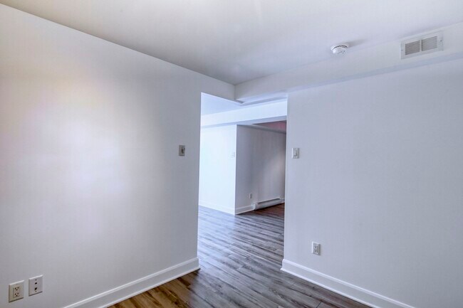 Photo du bâtiment - 6600 Av. de Darlington