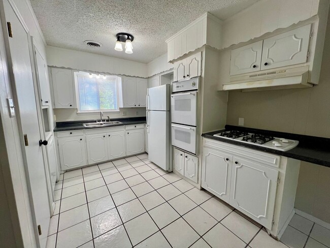 Building Photo - 708 8th St