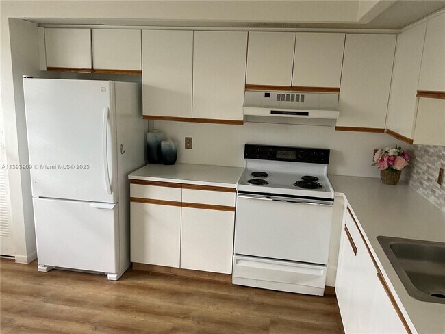 Foto del edificio - 13000 SW 15th Ct