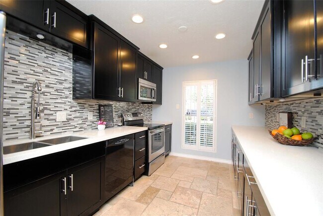 Building Photo - 404 Bendwood Dr