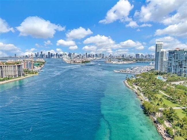 Foto del edificio - 100 South Pointe Dr
