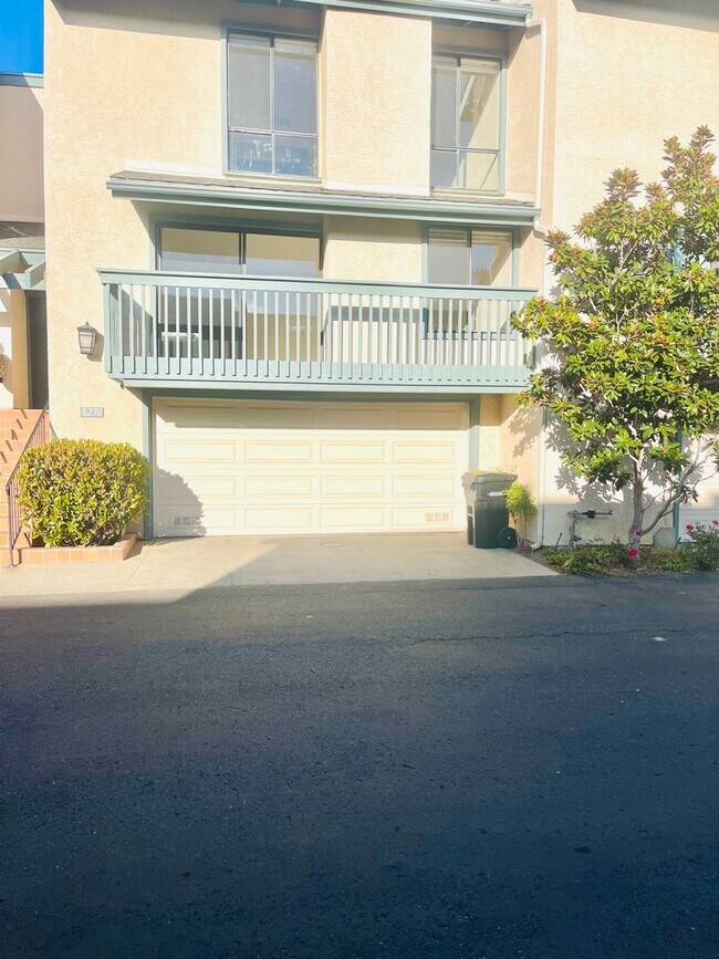 Foto del edificio - LA JOLLA VILLAGE LIVING! SPACIOUS 3BD/2.5BA TOWNHOME AVAILABLE JUNE for $4,795/mo!