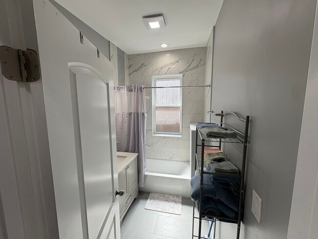 Foto del edificio - 1755 E 72nd St