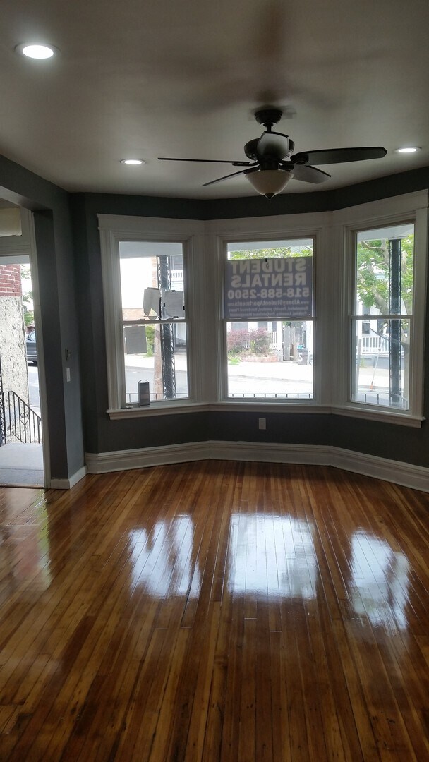 Building Photo - 4 bedroom, 1 bath