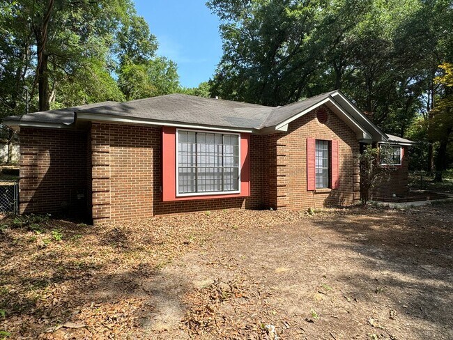 Building Photo - 3-Bedroom Move in ready and waiting for you!