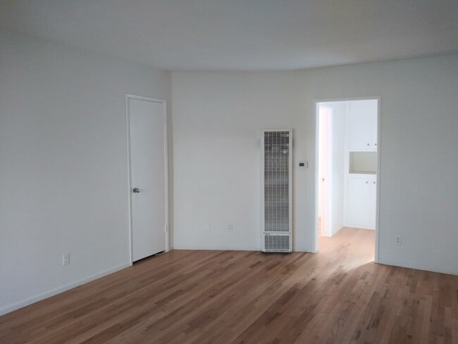 Building Photo - 417 Bay St