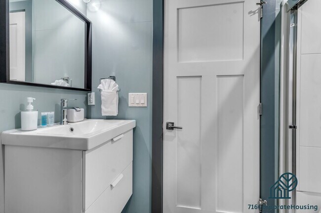 Building Photo - Furnished 2-Bedroom, 2-Bath Apartment near the Medical Campus