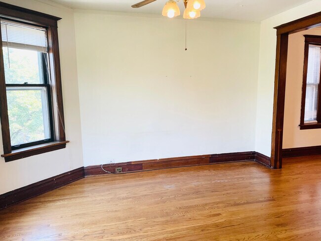 Building Photo - 1133 W Wellington Ave