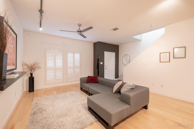 Foto del edificio - 902 W Heights Hollow Ln