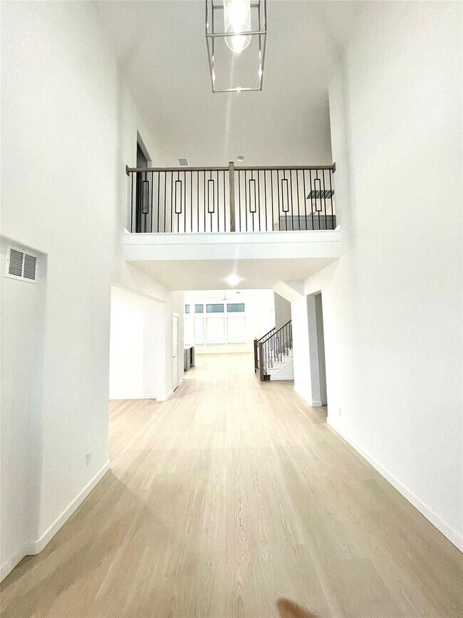 Building Photo - Priced Below Market for Quick Move-In