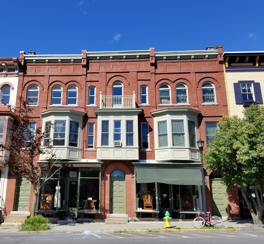 Primary Photo - 426 Warren St