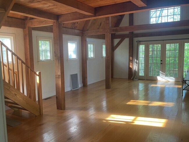 Foto del edificio - 300 Chestnut Hill Rd