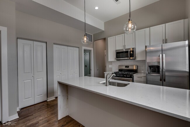 Building Photo - 734 N Throop St