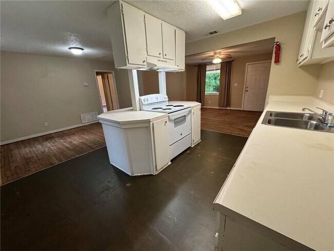 Foto del edificio - 4670 Rosewood Dr