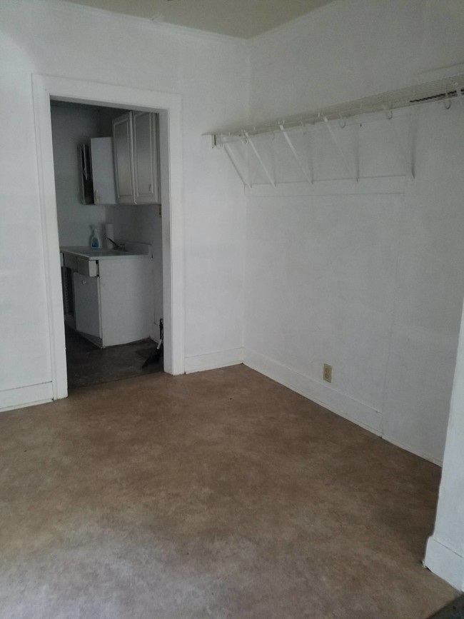 Building Photo - 318 W Elk St
