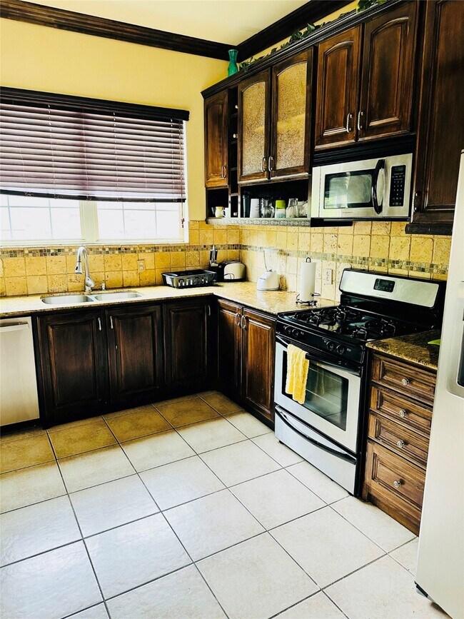 Building Photo - 6324 Fairdale Ln